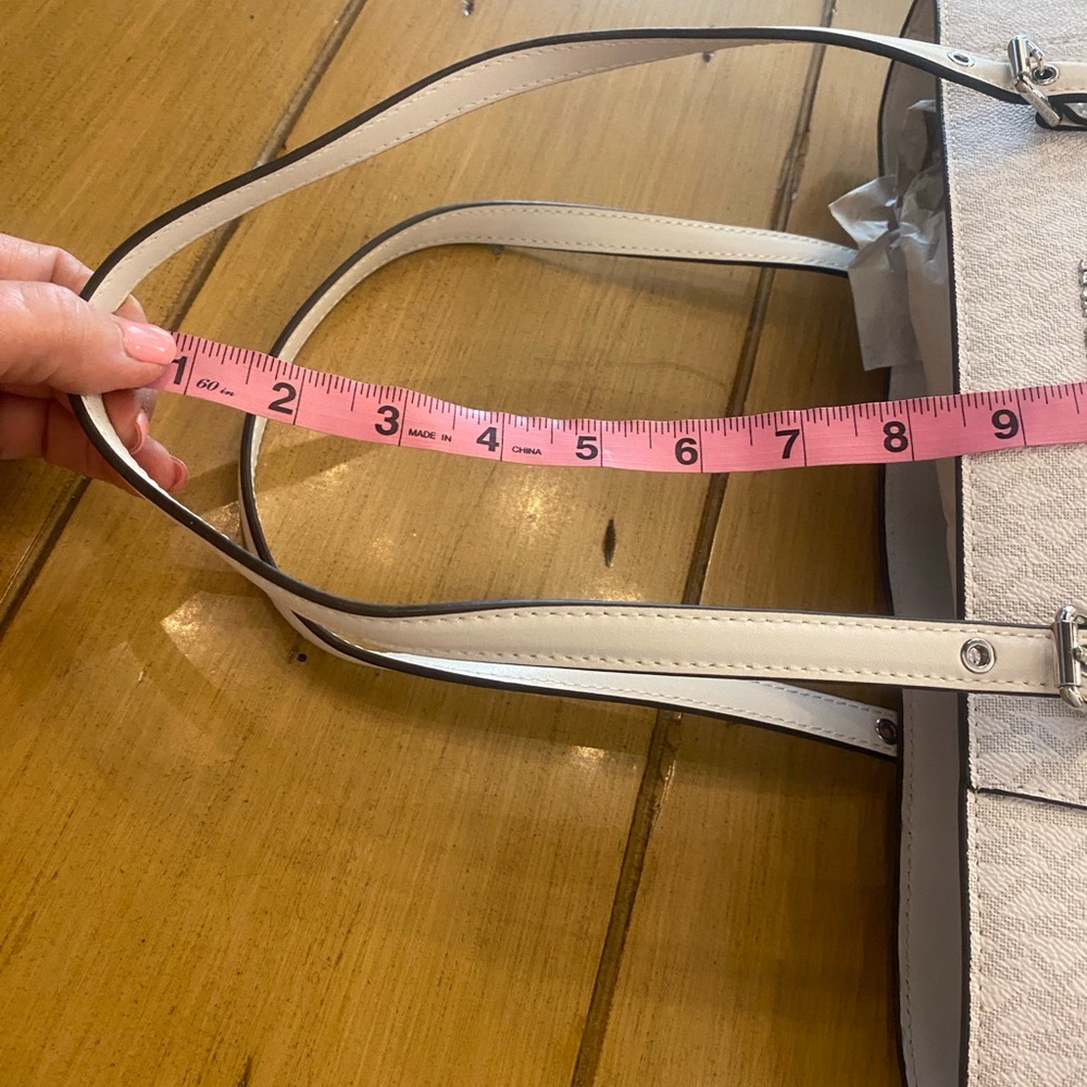 Michael Kors Voyager East West White Beige Signature Tote Authentic NEW w tags 🌷 - Picture 16 of 16